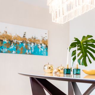 Interiér rodinného domu navrhnutý v štýle glam (glamour) s jemnou dávkou extravagantného dizajnu od Mgr. Antala Jerábeka....