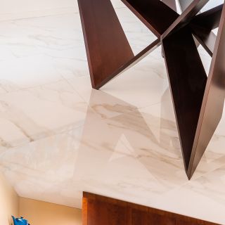 Interiér rodinného domu navrhnutý v štýle glam (glamour) s jemnou dávkou extravagantného dizajnu od Mgr. Antala Jerábeka....