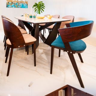 Interiér rodinného domu navrhnutý v štýle glam (glamour) s jemnou dávkou extravagantného dizajnu od Mgr. Antala Jerábeka....